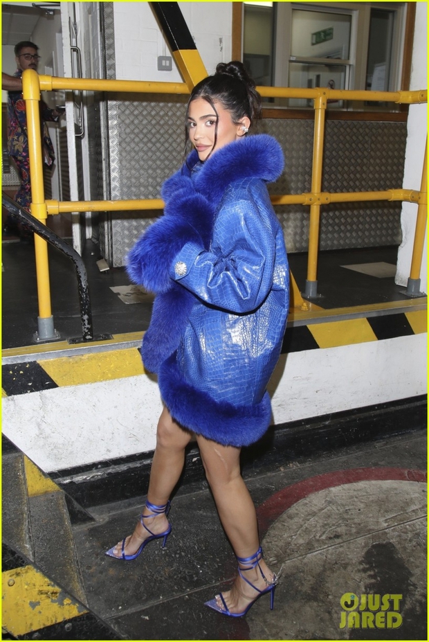 Kylie Jenner sành điệu đi ăn tối cùng bạn bè sau buổi chụp hình - Ảnh 2.