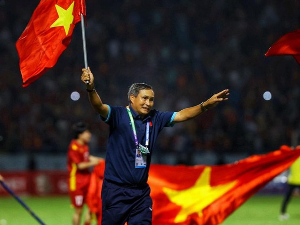Gia hạn hợp đồng, HLV Mai Đức Chung dẫn dắt tuyển nữ Việt Nam tại World Cup 2023 - Ảnh 1.