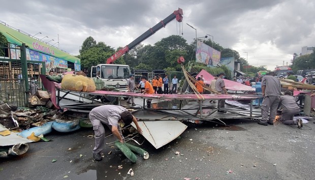 TP.HCM: Cổng chào công viên nước Đầm Sen đổ sập xuống đường, nhiều người bỏ chạy - Ảnh 2.