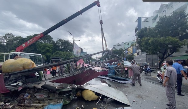 TP.HCM: Cổng chào công viên nước Đầm Sen đổ sập xuống đường, nhiều người bỏ chạy - Ảnh 3.