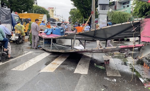 TP.HCM: Cổng chào công viên nước Đầm Sen đổ sập xuống đường, nhiều người bỏ chạy - Ảnh 1.