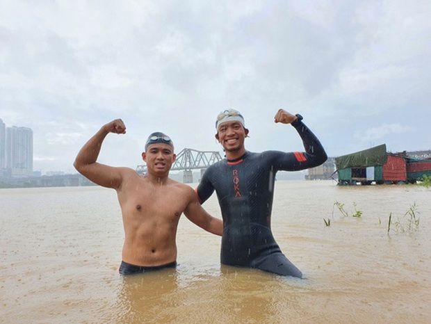 Từ lần chết hụt trên sông, kình ngư lập kỉ lục bơi 200km từ Hà Nội ra biển quyết tâm dạy bơi, cứu hộ miễn phí cho trẻ  - Ảnh 1.
