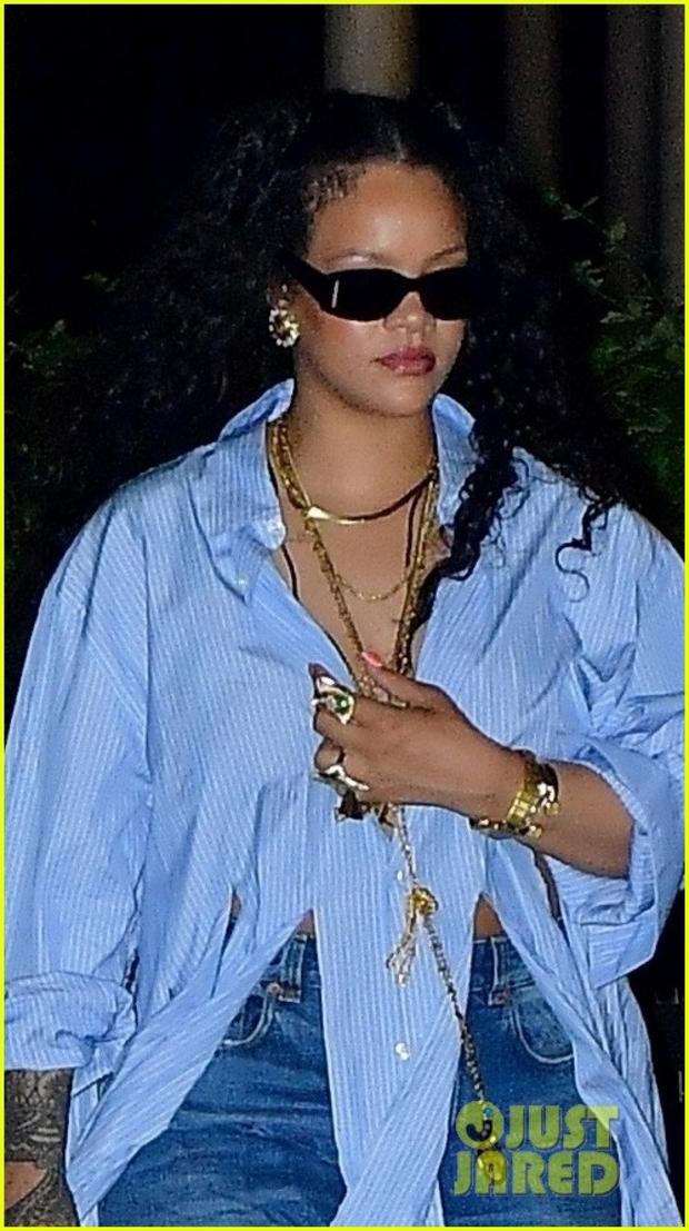 Rihanna đeo trang sức đắt tiền đi chơi đêm cùng bạn trai sau khi sinh con - Ảnh 2.