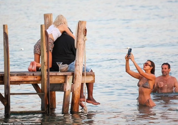 Irina Shayk sexy hết nấc với bikini bé xíu, ôm ấp bạn khác giới trên biển - Ảnh 8.