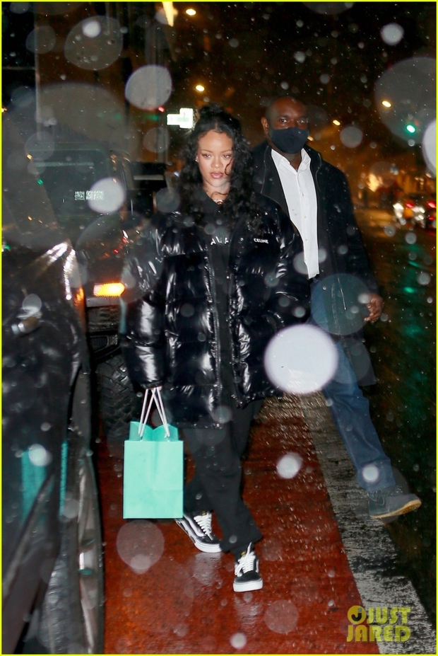 Rihanna đeo trang sức đắt tiền đi chơi đêm cùng bạn trai sau khi sinh con - Ảnh 7.