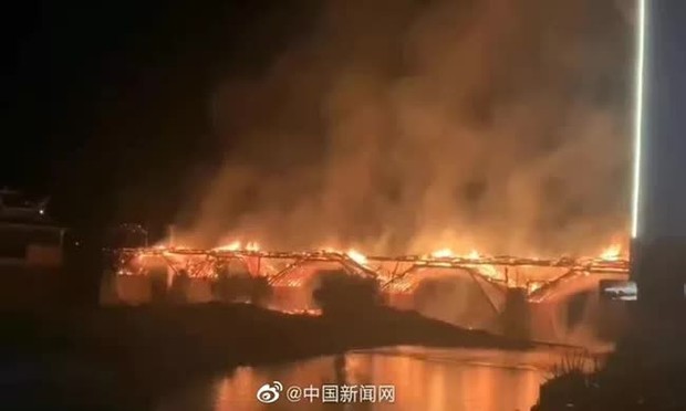 Cháy cầu gỗ 900 năm tuổi dài nhất ở Trung Quốc - Ảnh 1.