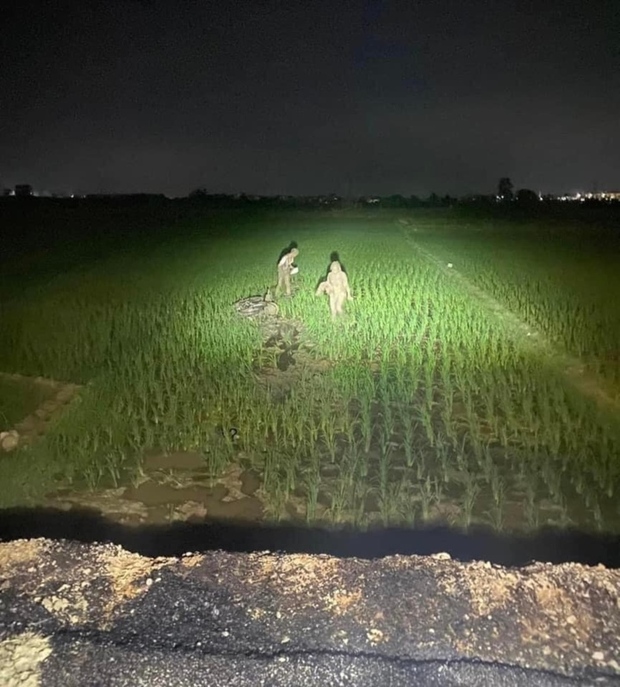 Đang yên lành, cặp đôi lao xuống cày ruộng giữa đêm với bộ dạng gây ngao ngán - Ảnh 1. Đang yên lành, cặp đôi lao xuống cày ruộng giữa đêm với bộ dạng gây ngao ngán - Ảnh 1.