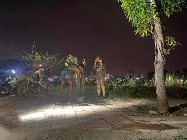 Đang yên lành, cặp đôi lao xuống cày ruộng giữa đêm với bộ dạng gây ngao ngán - Ảnh 6. Đang yên lành, cặp đôi lao xuống cày ruộng giữa đêm với bộ dạng gây ngao ngán - Ảnh 6.