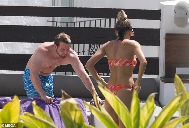Sao truyền hình 9x gợi cảm đốt mắt với bikini hồng - Ảnh 9.