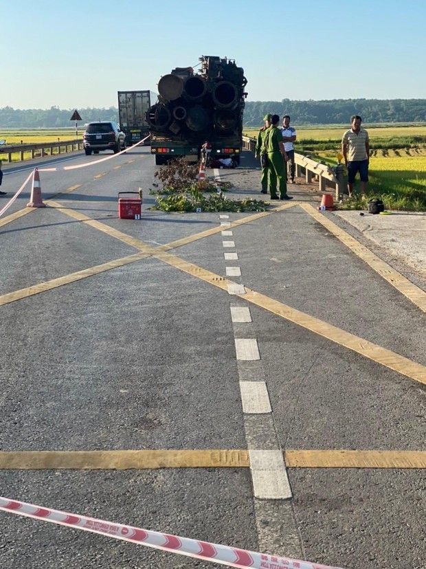 Xe máy đụng ô tô đầu kéo, hai vợ chồng tử vong - Ảnh 1.