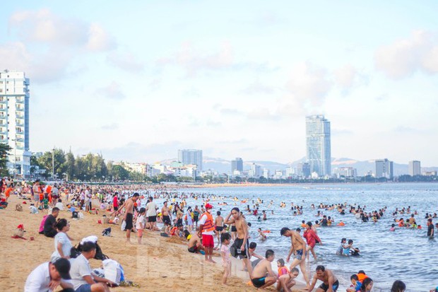 Biển Quy Nhơn đông đúc nhộn nhịp trong ngày đầu nghỉ lễ 2/9 - Ảnh 1.