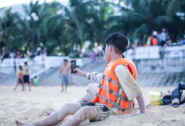 Biển Quy Nhơn đông đúc nhộn nhịp trong ngày đầu nghỉ lễ 2/9 - Ảnh 3.