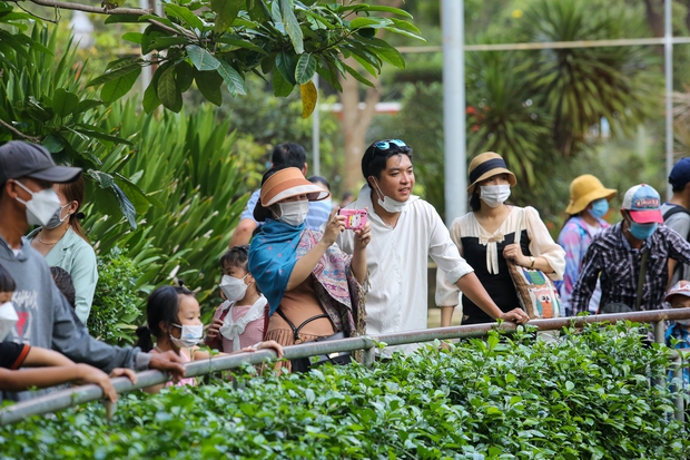 Hàng nghìn người dân đến Thảo Cầm Viên Sài Gòn vui chơi trong ngày đầu nghỉ lễ 2/9 - Ảnh 10.