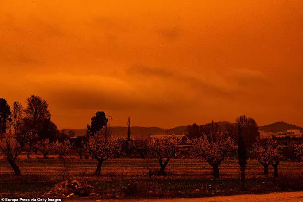Những bức ảnh siêu thực khiến các nhà khoa học lo ngại biến đổi khí hậu đang thay đổi màu sắc bầu trời - Ảnh 10.