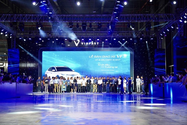 Người đã mua 4 xe VinFast đi nhận VF 8: Đây là giây phút lịch sử của ngành ô tô Việt Nam - Ảnh 1.