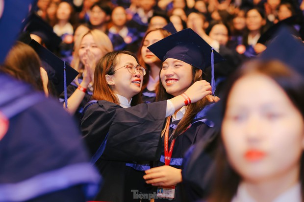 Những khoảnh khắc đáng nhớ của sinh viên Đại học Ngoại thương trong lễ tốt nghiệp - Ảnh 6.