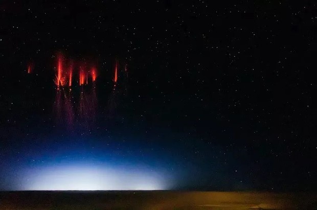 Sứa đỏ khổng lồ xuất hiện trên bầu trời sau cơn bão, hiện tượng bí ẩn đã được nhà khoa học giải mã - Ảnh 6.