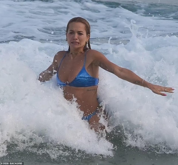 Rita Ora bỏng rẫy trên bãi biển với bikini bé xíu - Ảnh 4.