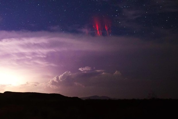 Sứa đỏ khổng lồ xuất hiện trên bầu trời sau cơn bão, hiện tượng bí ẩn đã được nhà khoa học giải mã - Ảnh 4.