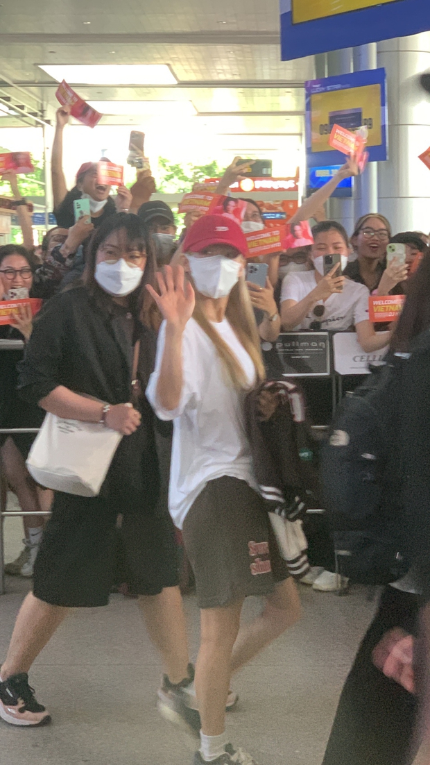 The popular female idol Hyoyeon (SNSD) landed at Tan Son Nhat airport, causing a fever when greeting Vietnamese fans after 5 years back - Photo 3.