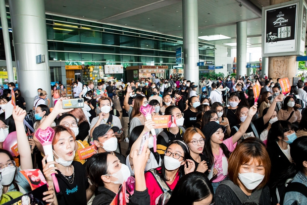 Nữ thần tượng đình đám Hyoyeon (SNSD) đổ bộ sân bay Tân Sơn Nhất, gây sốt khi chào fan Việt sau 5 năm trở lại - Ảnh 6.