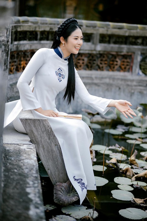 Hoa hậu Ngọc Hân khoe dáng với áo dài, nón lá ở cố đô Huế - Ảnh 2.