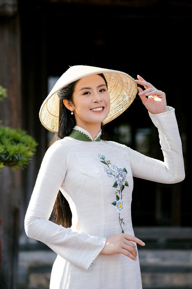 Hoa hậu Ngọc Hân khoe dáng với áo dài, nón lá ở cố đô Huế - Ảnh 3.