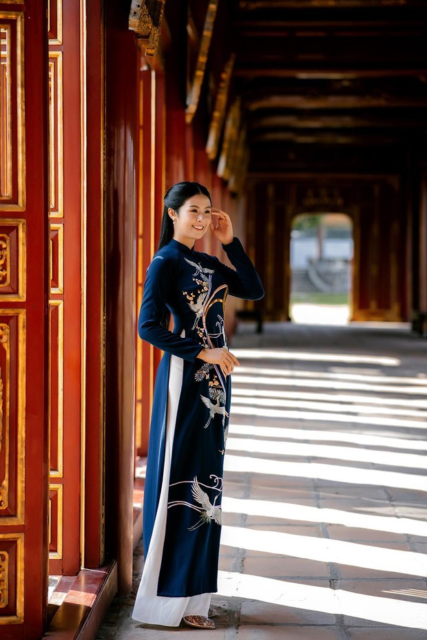 Hoa hậu Ngọc Hân khoe dáng với áo dài, nón lá ở cố đô Huế - Ảnh 7.