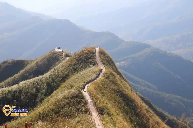 Ở Quảng Ninh  có một vùng núi cheo leo, được mệnh danh là 1 trong những nơi khó đi nhất Việt Nam - Ảnh 2.