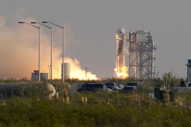 Tên lửa của tỷ phú Jeff Bezos bốc cháy ngay sau khi cất cánh - Ảnh 1.