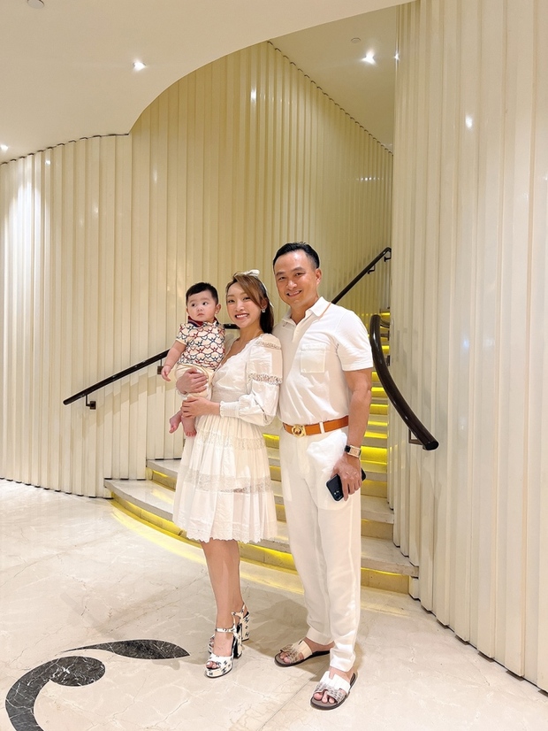 Vợ chồng Chi Bảo tới thăm biệt thự hoành tráng của Bảo Thy - Ảnh 1.