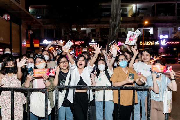 DJ miền Tây Hyoyeon (SNSD) về Việt Nam biểu diễn, fan túc trực đến tận 2 giờ sáng - Ảnh 4.