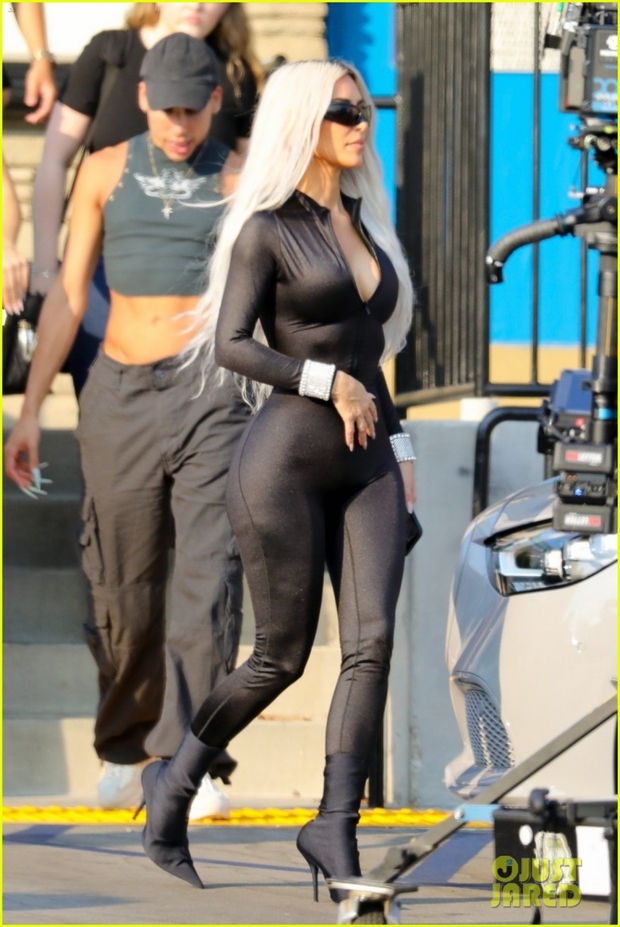 Kim Kardashian diện jumpsuit nóng bỏng, khoe eo con kiến trên phố - Ảnh 3.