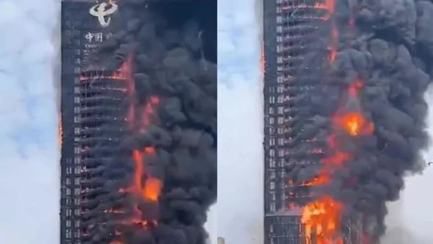 Tòa nhà chọc trời của China Telecom bốc cháy dữ dội - Ảnh 1.