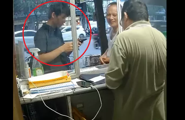 CLIP: The young man stole 4 scratch cards with a face value of 500,000 VND from the old man - Photo 1.