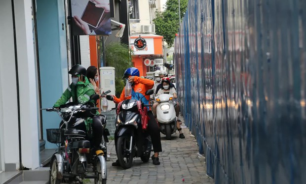 Toàn cảnh đường Lê Lợi ở TP.HCM nhộn nhịp xe cộ, tấp nập du khách đi bộ sau 8 năm bị rào chắn - Ảnh 15.
