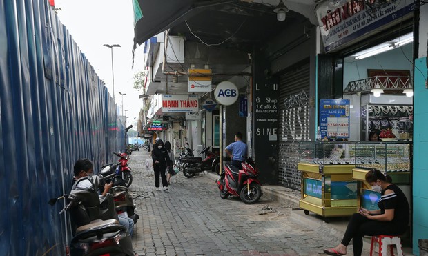 Toàn cảnh đường Lê Lợi ở TP.HCM nhộn nhịp xe cộ, tấp nập du khách đi bộ sau 8 năm bị rào chắn - Ảnh 13.