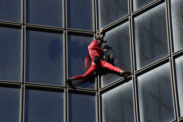 Người nhện nước Pháp chinh phục tòa nhà chọc trời ở tuổi 60 - Ảnh 2.
