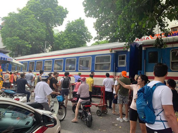 Hà Nội: Du khách nước ngoài gặp nạn khi chụp ảnh ở phố cà phê đường tàu - Ảnh 1.