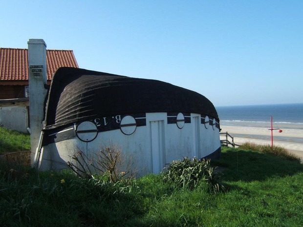 Khám phá làng chài ven biển nước Pháp, nơi những ngôi nhà mang hình dạng thuyền úp ngược cực độc đáo - Ảnh 2.