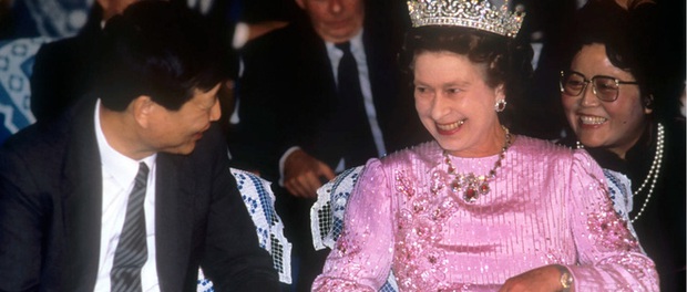 Tuần lễ thời trang London tôn vinh Nữ hoàng - biểu tượng phong cách toàn cầu không ngại màu sắc - Ảnh 4.