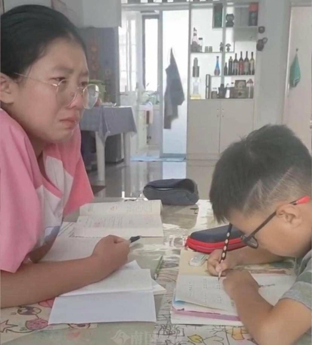 Criticizing her fierce mother when tutoring her younger brother, the girl burst into tears after taking her mother's place - Photo 2.
