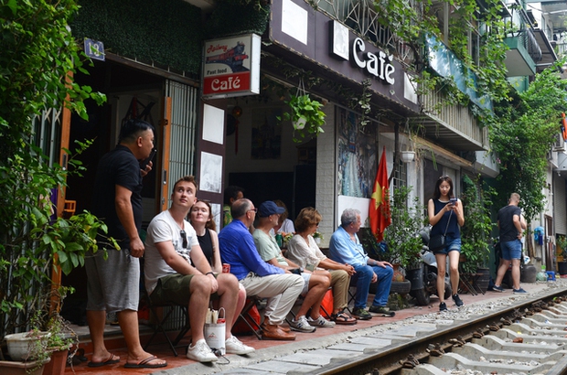 Phố cafe đường tàu ở Hà Nội đóng cửa: Cấm nơi này, du khách tràn nơi khác - Ảnh 6. Phố cafe đường tàu ở Hà Nội đóng cửa: Cấm nơi này, du khách tràn nơi khác - Ảnh 6.
