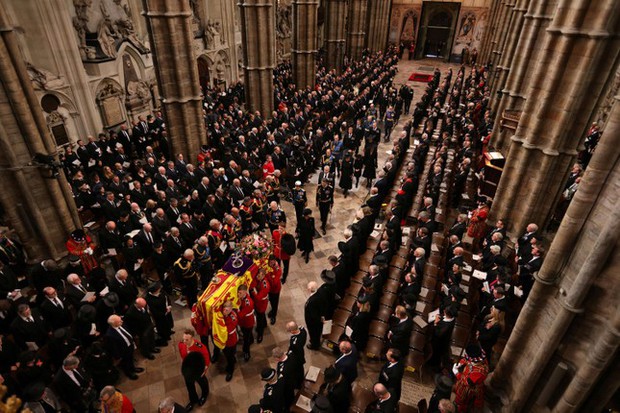Panorama of the funeral of Queen Elizabeth II - Photo 21.