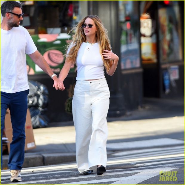 Vợ chồng Jennifer Lawrence diện đồ đồng điệu, tình tứ đi dạo trong công viên - Ảnh 2.