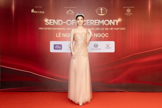 Á hậu Bảo Ngọc nổi bật với chiều cao khủng khi nhận sash từ đương kim Hoa hậu Liên lục địa 2021 - Ảnh 4.