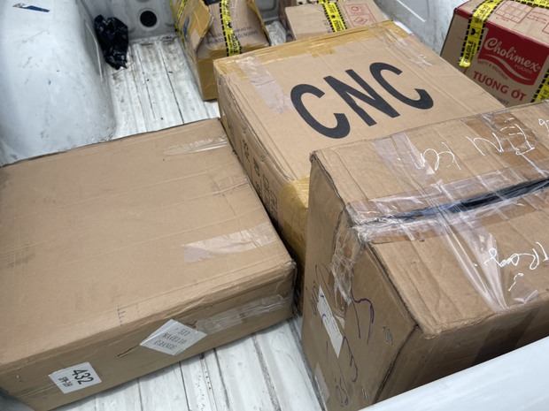 Công an đột kích hàng loạt cửa hàng sửa chữa, độ chế xe máy tại TP.HCM - Ảnh 1. Công an đột kích hàng loạt cửa hàng sửa chữa, độ chế xe máy tại TP.HCM - Ảnh 1.