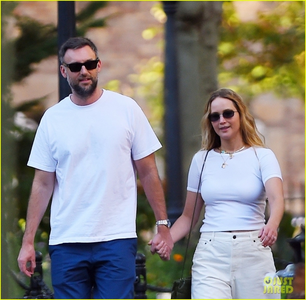 Vợ chồng Jennifer Lawrence diện đồ đồng điệu, tình tứ đi dạo trong công viên - Ảnh 3.