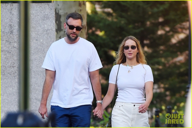 Vợ chồng Jennifer Lawrence diện đồ đồng điệu, tình tứ đi dạo trong công viên - Ảnh 7.
