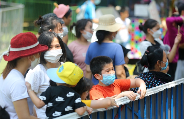 Hà Nội: Công viên Thủ Lệ đông nghịt ngày 2/9, người lớn trẻ nhỏ chen nhau đội nắng tham quan - Ảnh 9.
